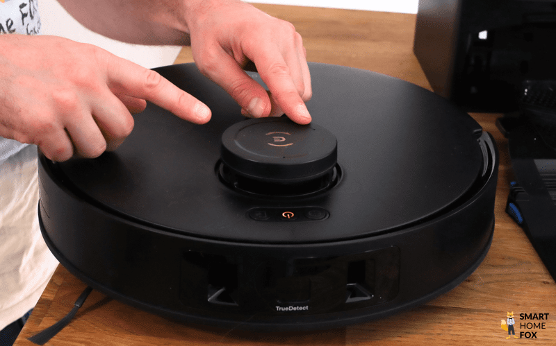 Die Mikrofone des ECOVACS DEEBOT T30S Saugroboters sind zu sehen.